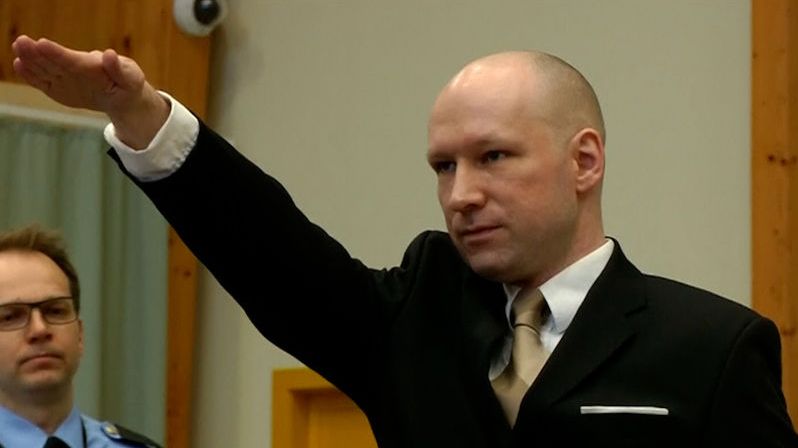 Norsko si připomíná deset let o útoku Breivika. Po celé zemi se rozezněly zvony